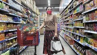 Sempat terlihat juga momen saat aktris Indonesia itu sedang belanja di supermarket. Trolinya sudah dipenuhi dengan jajanan makanan loh. Foto: Instagram @mayangsari_official