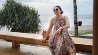 Seru! Mayangsari terlihat sedang menikmati udara di pinggir pantai nih. Sambil bersantai, tak lupa ia memesan secangkir latte hangat. Foto: Instagram @mayangsari_official