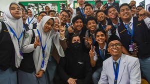 Musisi Alan Walker (tengah) berswafoto bersama para murid saat mengunjungi SMA Al-Azhar di Medan, Sumatera Utara, Selasa (28/5/24).  