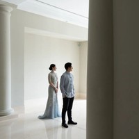 Hubungan cinta Rio Haryanto dan Athina Papadimitrio mulai tercium netizen sejak 2022. Namun Rio belum pernah memamerkan sosok Athina ke feed Instagramnya. Hanya saja dia pernah mengunggah ulang sederet foto yang memperlihatkan kebersamaannya dengan Athina saat kondangan ke sebuah pernikahan pada Februari 2024. (Foto: Instagram/@alex_theleonardi)