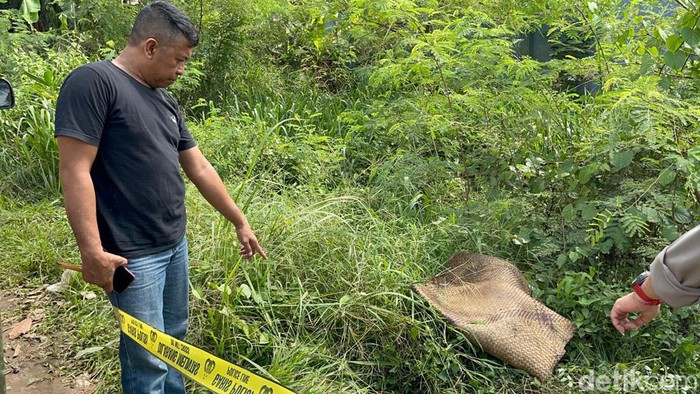 Lansia ditemukan tewas di pinggir jalan.