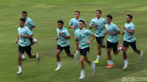 Timnas Indonesia melakukan latihan jelang laga persahabatan melawan Tanzania. Pada latihan kali ini Shin Tae Yong langsung menggeber fisik para pemain.