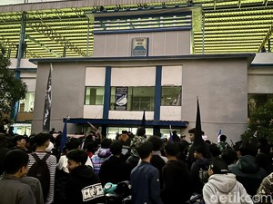 Dukungan Bobotoh Menggema di Stadion Persib