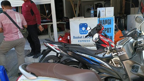 Garis polisi dipasang di Basket Laundry, Jalan Letda Reta, Denpasar, Selasa (28/5/2024).