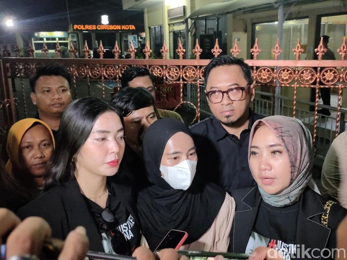 Linda (Tengah) didampingi pengacara keluarga Vina usai menjalani pemeriksaan di Polres Cirebon Kota