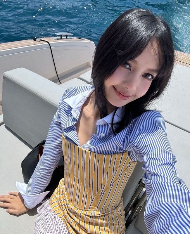 Lisa BLACKPINK tengah berada di Monako untuk menghadiri after party TAG Heuer dan penutupan F1 Grand Prix 2024. Personel BLACKPINK itu sebelumnya tampak mengenakan gaun bling-bling emas rancangan desainer Thailand PIPATCHARA yang terbuat dari limbah botol plastik. Foto: dok. Instagram @lalalalisa_m