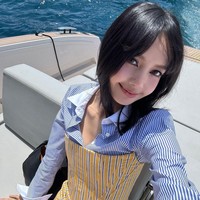 Lisa BLACKPINK tengah berada di Monako untuk menghadiri after party TAG Heuer dan penutupan F1 Grand Prix 2024. Personel BLACKPINK itu sebelumnya tampak mengenakan gaun bling-bling emas rancangan desainer Thailand PIPATCHARA yang terbuat dari limbah botol plastik. Foto: dok. Instagram @lalalalisa_m