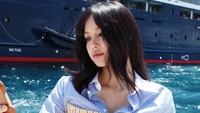 Lisa BLACKPINK naik kapal pesiar di Monako. Foto: dok. Instagram @lalalalisa_m