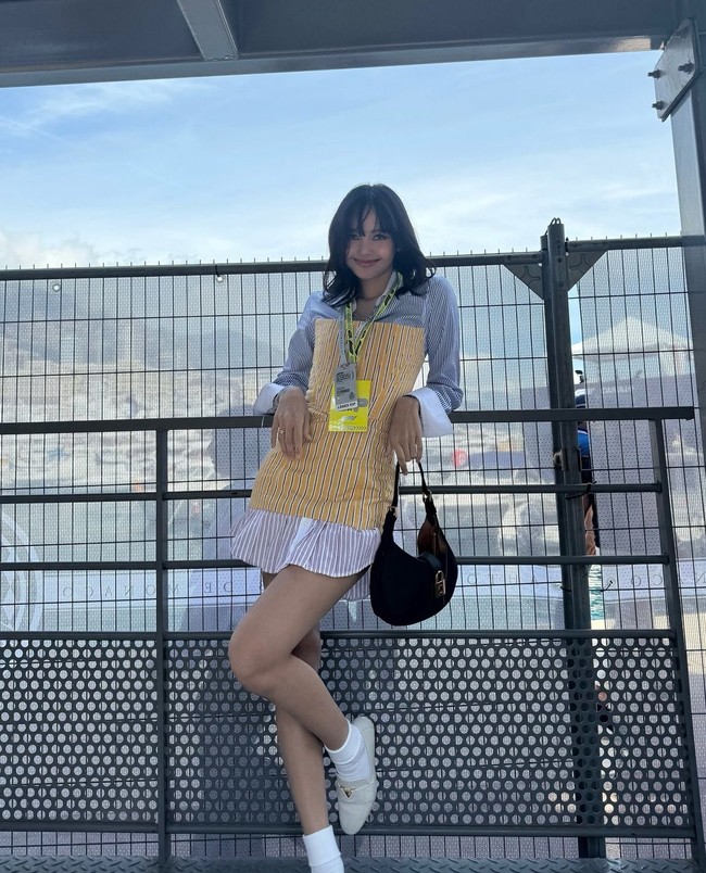 Penampilan Lisa BLACKPINK dilengkapi dengan koleksi tas dan loafer Louis Vuitton. Shoulder bag hitam dengan aksen gembok emas itu bernilai Rp 47 juta, sedangkan sepatu putihnya bernilai Rp 17,6 jutaan. Foto: dok. Instagram @lalalalisa_m