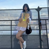 Penampilan Lisa BLACKPINK dilengkapi dengan koleksi tas dan loafer Louis Vuitton. Shoulder bag hitam dengan aksen gembok emas itu bernilai Rp 47 juta, sedangkan sepatu putihnya bernilai Rp 17,6 jutaan. Foto: dok. Instagram @lalalalisa_m