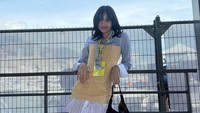 Tas Louis Vuitton tak lupa menjadi andalannya untuk menyimpar beberapa barang bawaan. Foto: dok. Instagram @lalalalisa_m