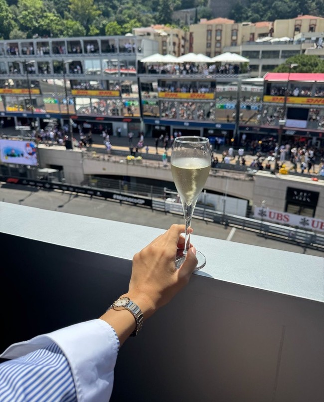 Tampak fotonya memegang segelas wine, memakai jam tangan hasil kolaborasinya dengan BVLGARI seharga Rp 133,9 jutaan. Foto: dok. Instagram @lalalalisa_m