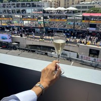 Tampak fotonya memegang segelas wine, memakai jam tangan hasil kolaborasinya dengan BVLGARI seharga Rp 133,9 jutaan. Foto: dok. Instagram @lalalalisa_m