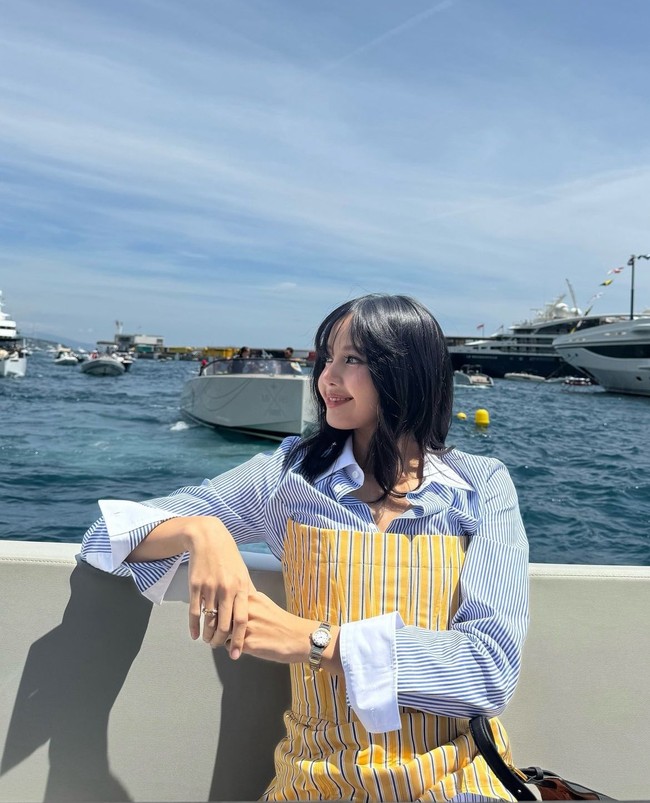 Penampilan Lisa BLACKPINK dinilai semakin elegan dan memancarkan aura old money. Terlebih saat ini, dia dikabarkan berpacaran dengan anak orang terkaya di dunia Bernard Arnault, Frederic Arnault yang menjabat sebagai CEO LVMH Watches. Foto: dok. Instagram @lalalalisa_m