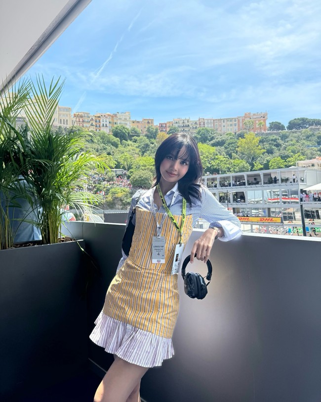 Saat naik kapal pesiar di Monako, Lisa BLACKPINK mengenakan kemeja dan bustier dress koleksi DSQUARED2 masing-masing seharga Rp 9,3 juta dan Rp 26 juta. Foto: dok. Instagram @lalalalisa_m