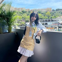 Saat naik kapal pesiar di Monako, Lisa BLACKPINK mengenakan kemeja dan bustier dress koleksi DSQUARED2 masing-masing seharga Rp 9,3 juta dan Rp 26 juta. Foto: dok. Instagram @lalalalisa_m