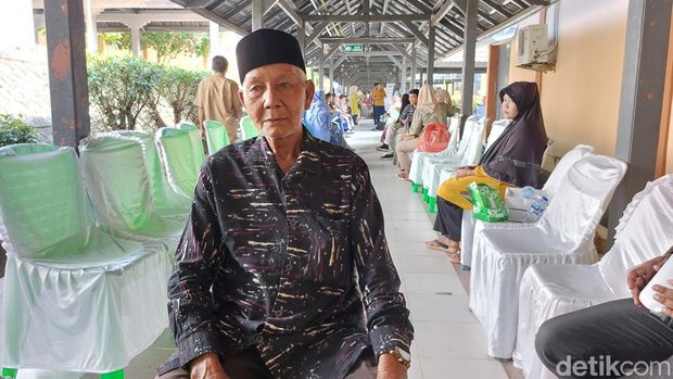 M Sufi (74), warga Desa Keude Lapang, Aceh Utara, juga akan menjalani operasi katarak gratis dari Kemensos hari ini (Yogi/detikcom).