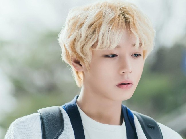 Langganan jadi sad boy. Park Ji Hoon dikisahkan sebagai anak broken home dan berasal dari keluarga yang tidak baik-baik saja. Aktingnya bikin penonton drama Korea At a Distance Spring is Green, Weak Hero Class 1, dan Love Song for Illusion mewek. Foto: Instagram