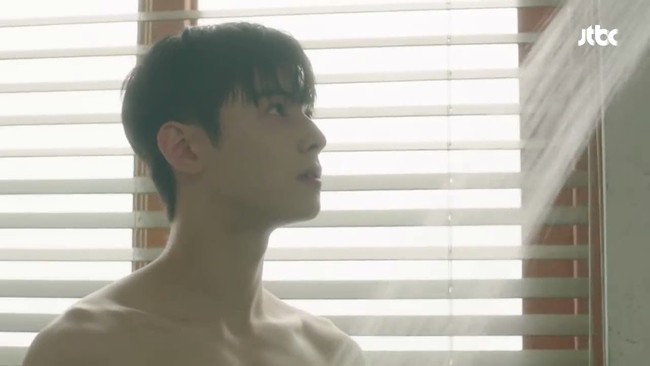 Penggemar sering dibuat ketar-ketir dengan adegan mandi Cha Eun Woo di drakor. Aktor tampan itu tampil telanjang dada di A Good Day to Be a Dog, My ID is Gangnam Beauty, hingga Rookie Historian Goo Hae Ryung. Foto: Instagram
