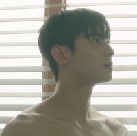 Penggemar sering dibuat ketar-ketir dengan adegan mandi Cha Eun Woo di drakor. Aktor tampan itu tampil telanjang dada di A Good Day to Be a Dog, My ID is Gangnam Beauty, hingga Rookie Historian Goo Hae Ryung. Foto: Instagram