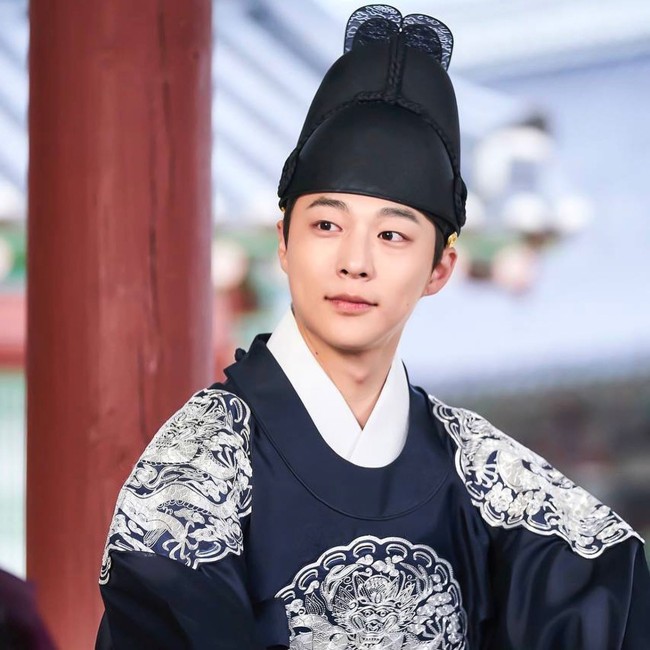 Saking seringnya dapat karakter sakit-sakitan, Bae In Hyuk sampai membuat klarifikasi kalau dirinya sehat wal afiat. Bae In Hyuk bikin penonton iba dengan karakternya di The Queen Umbrella hingga The Story of Park’s Marriage Contract. Foto: Instagram