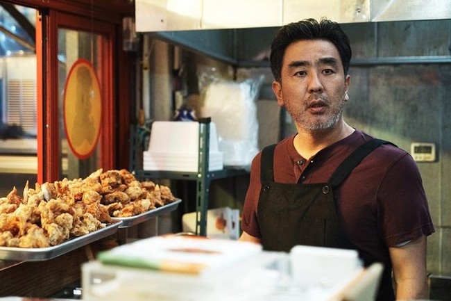 Si paling langganan jual ayam goreng. Ryu Seung Ryong sudah tiga kali ‘berhadapan’ dengan ayam di film Extreme Job, drama Korea Chicken Nugget dan Moving. Foto: Instagram