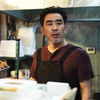 Si paling langganan jual ayam goreng. Ryu Seung Ryong sudah tiga kali ‘berhadapan’ dengan ayam di film Extreme Job, drama Korea Chicken Nugget dan Moving. Foto: Instagram
