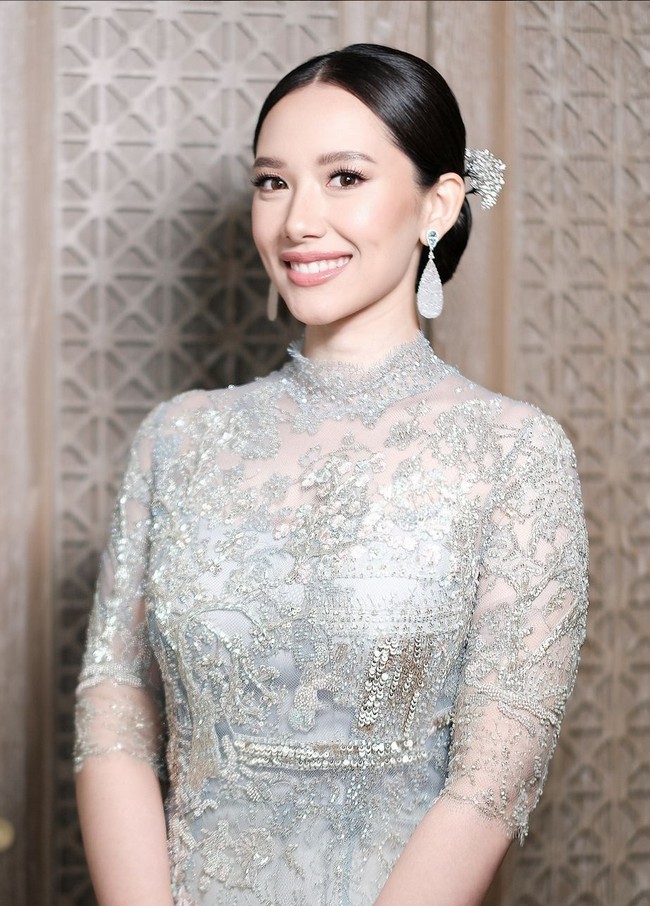 Athina mempercayakan makeup artist Leo Afandi untuk merias wajahnya saat prosesi lamaran. Gaya makeup clean dan simple jadi pilihan untuk mengaksentuasi parasnya yang cantik alami. Foto: Instagram/@leoafandi_ @alex_theleonardi