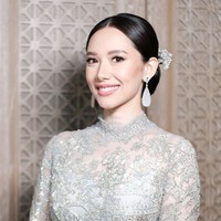 Athina mempercayakan makeup artist Leo Afandi untuk merias wajahnya saat prosesi lamaran. Gaya makeup clean dan simple jadi pilihan untuk mengaksentuasi parasnya yang cantik alami. Foto: Instagram/@leoafandi_ @alex_theleonardi