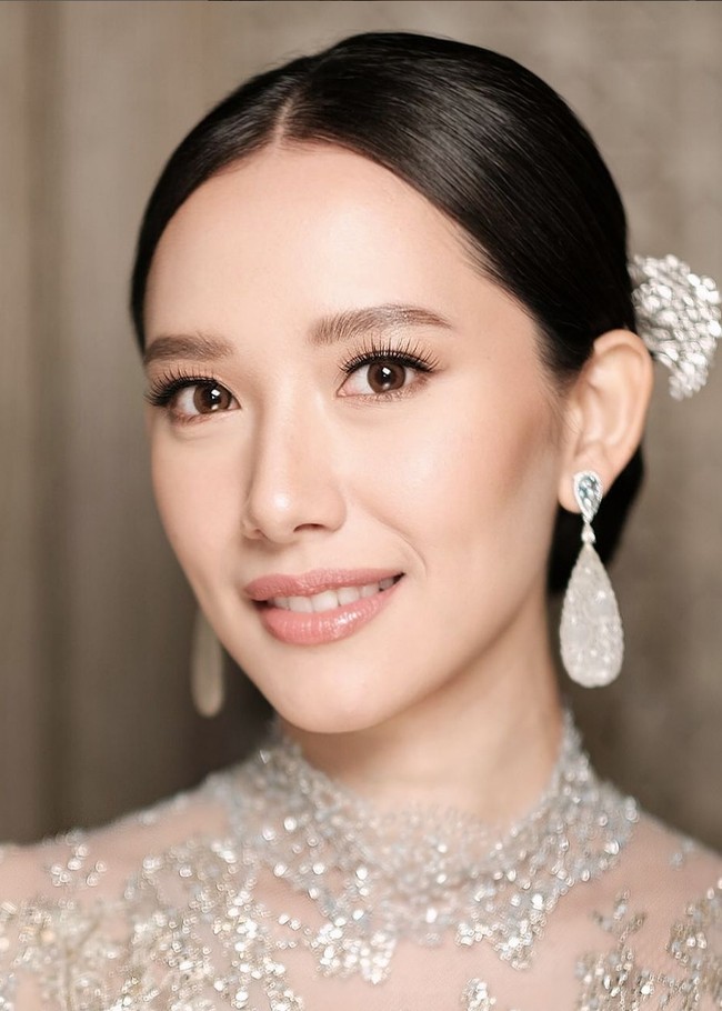 Leo Afandi mengaplikasikan makeup ke wajah keponakan Sandiaga Uno ini seminimal mungkin untuk menciptakan riasan yang tampak flawless namun tetap manglingi. Mulai dari dasar makeup, eyeshadow, blush on hingga alis dipilih palet lembut dan disapukan tipis-tipis. Foto: Instagram/@leoafandi_ @alex_theleonardi