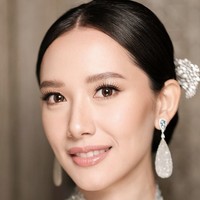 Leo Afandi mengaplikasikan makeup ke wajah keponakan Sandiaga Uno ini seminimal mungkin untuk menciptakan riasan yang tampak flawless namun tetap manglingi. Mulai dari dasar makeup, eyeshadow, blush on hingga alis dipilih palet lembut dan disapukan tipis-tipis. Foto: Instagram/@leoafandi_ @alex_theleonardi