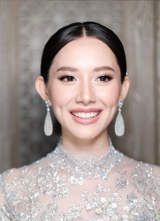 Highlighter disapukan pada area dahi, tulang hidung dan tulang pipi untuk memberi kesan wajah berkilau sehat. Foto: Instagram/@leoafandi_ @alex_theleonardi