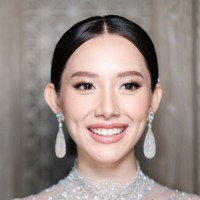 Highlighter disapukan pada area dahi, tulang hidung dan tulang pipi untuk memberi kesan wajah berkilau sehat. Foto: Instagram/@leoafandi_ @alex_theleonardi