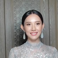 Riasan simple seperti ini bisa jadi pilihan bagi kamu yang ingin menonjolkan kecantikan alami tapi tetap terlihat istimewa, baik untuk momen lamaran maupun pernikahan. Foto: Instagram/@leoafandi_ @alex_theleonardi