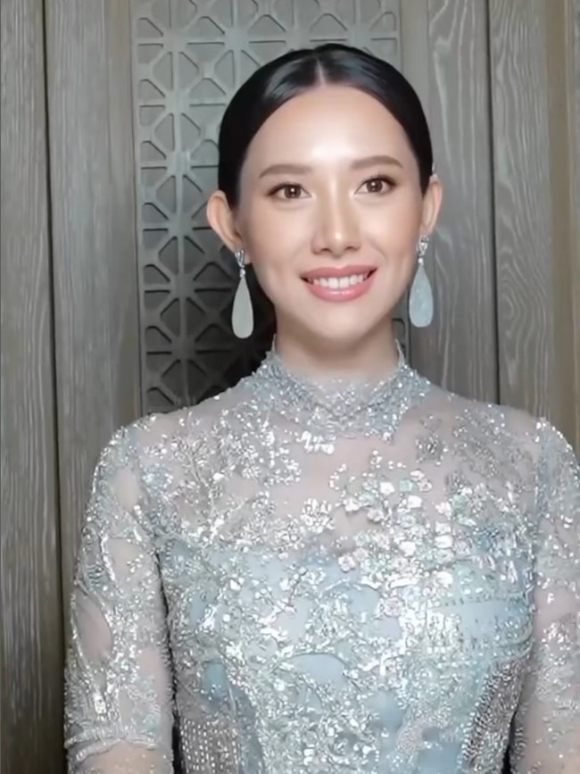 Riasan simple seperti ini bisa jadi pilihan bagi kamu yang ingin menonjolkan kecantikan alami tapi tetap terlihat istimewa, baik untuk momen lamaran maupun pernikahan. Foto: Instagram/@leoafandi_ @alex_theleonardi