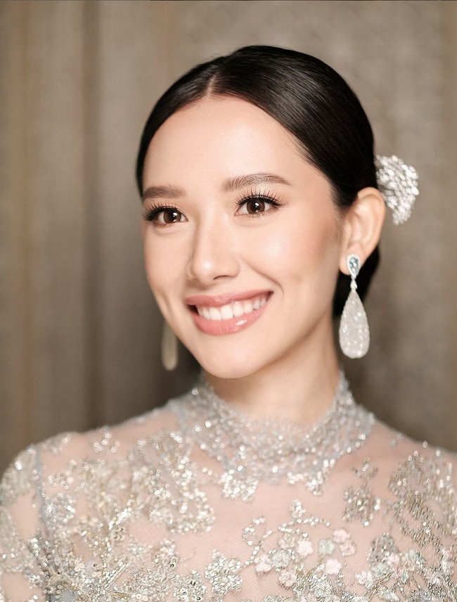 Pulasan lipstik nude pink dengan lip gloss di atasnya menambah tampilan segar, feminin dan romantis. Foto: Instagram/@leoafandi_ @alex_theleonardi