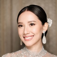 Pulasan lipstik nude pink dengan lip gloss di atasnya menambah tampilan segar, feminin dan romantis. Foto: Instagram/@leoafandi_ @alex_theleonardi