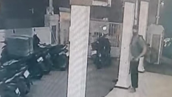 Maling motor terekam TV di masjid Depok