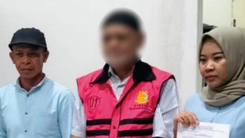 Mantan Kadis Pertanian Kota Bima, Sulistyo (tengah) yang ditetapkan sebagai tersangka kasus korupsi oleh Kejari Bima.