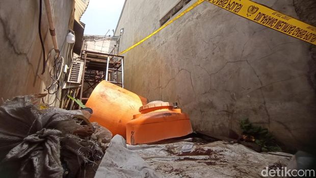 Mayat pria ditemukan membusuk dalam toren air di rumah di Tangsel. Pemilik rumah menceritakan awal mula penemuan mayat dalam toren yang mengejutkan itu. (Taufiq S/detikcom)