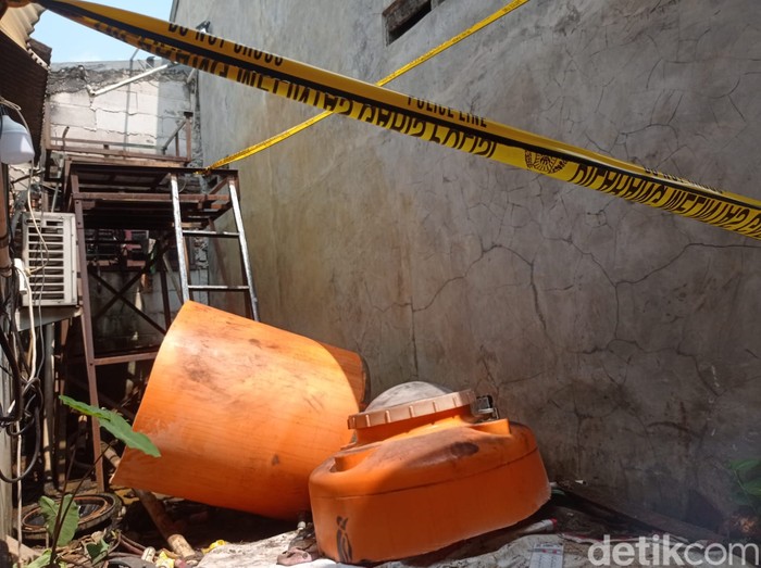 Mayat pria ditemukan membusuk dalam toren air di rumah di Tangsel. Pemilik rumah menceritakan awal mula penemuan mayat dalam toren yang mengejutkan itu. (Taufiq S/detikcom)
