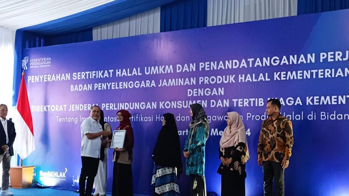 Mendag Zulhas serahkan sertifikat halal ke UMKM
