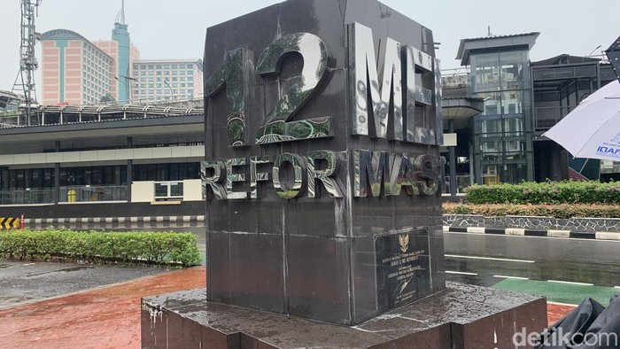 Mengenang 26 Tahun Peristiwa Reformasi di Museum Tragedi 12 Mei 1998 26 tahun telah berlalu sejak tragedi berdarah 12 Mei 1998, peristiwa yang menandai titik balik penting dalam sejarah Indonesia. Di Museum ini kita akan diajak kembali untuk mengenang perjuangan para pahlawan reformasi dan menelusuri jejak sejarah tragedi 12 Mei 1998.