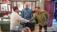Usai mendampingi Presiden Joko Widodo bertemu dengan Sekretaris Jenderal Organisation for Economic Co-operation and Development (OECD) Mathias Cormann di Istana Bogor, Menteri Koordinator Bidang Perekonomian Airlangga Hartarto selaku Ketua Pelaksana Tim Nasional Persiapan dan Percepatan Keanggotaan Indonesia dalam OECD bertolak menuju Kantor Kementerian Pertahanan untuk mendampingi Menteri Pertahanan sekaligus Presiden terpilih periode 2024-2029 Prabowo Subianto bertemu dengan Sekjen OECD Mathias Cormann, Selasa (28/05).