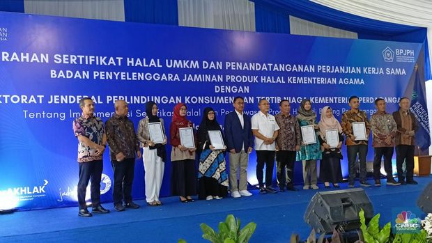 Menteri Perdagangan Zulkifli Hasan memberikan sertifikat halal kepada 223 usaha mikro kecil dan menengah (UMKM) di Direktorat Standarisasi dan Pengendalian Mutu Kemendag, Selasa (28/5/2024). (CNBC Indonesia/Ferry Sandi)