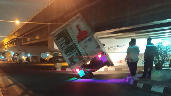 Mobil boks ekspedisi nyangkut di bawah flyover Janti, Selasa (28/5/2024).