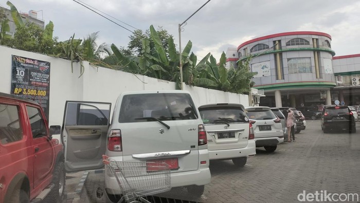 Mobil siaga parkir di sebuah pusat peevelanjaan di Bojonegoro.