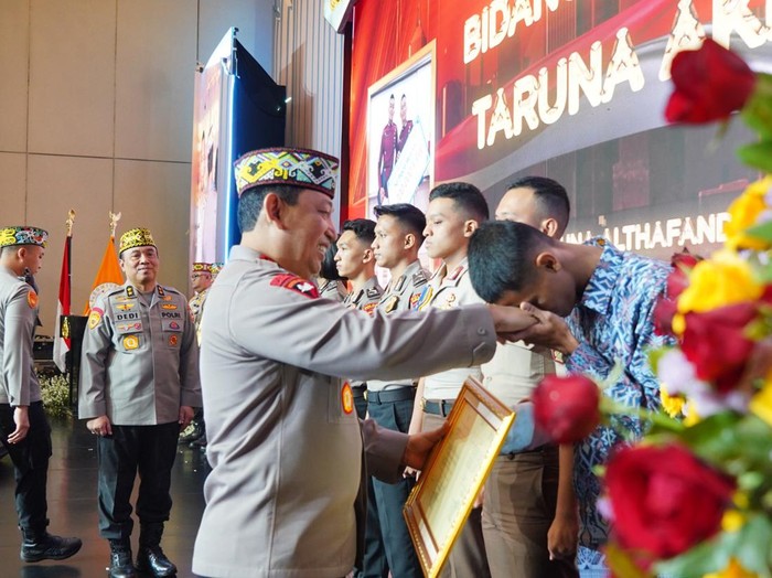 Momen Kapolri Jenderal Listyo Sigit bertemu langsung Satrio casis Bintara korban begal.