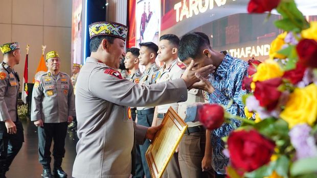Momen Kapolri Jenderal Listyo Sigit bertemu langsung Satrio casis Bintara korban begal.