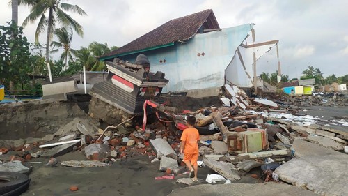 Monumen bersejarah di Banjar Pebuahan, Desa Banyubiru, Kecamatan Negara, Kabupaten Jembrana, Bali, ambruk akibat diterjang ombak, Senin (28/5/2024). (Dokumentasi warga)